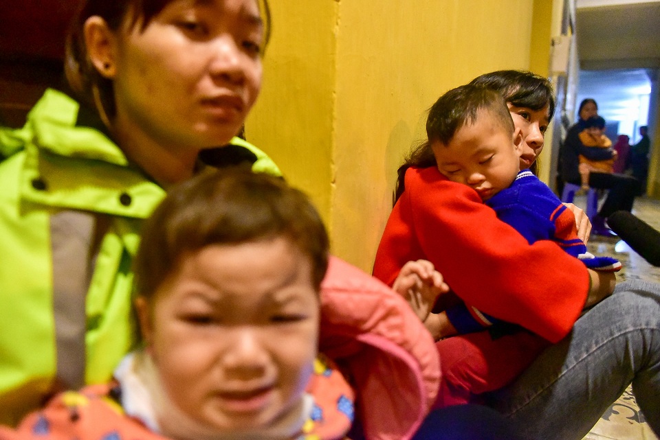 Xếp hàng xuyên đêm mưa rét để xét nghiệm sán lợn cho con - 8 Xếp hàng xuyên đêm mưa rét để xét nghiệm sán lợn cho con - 8