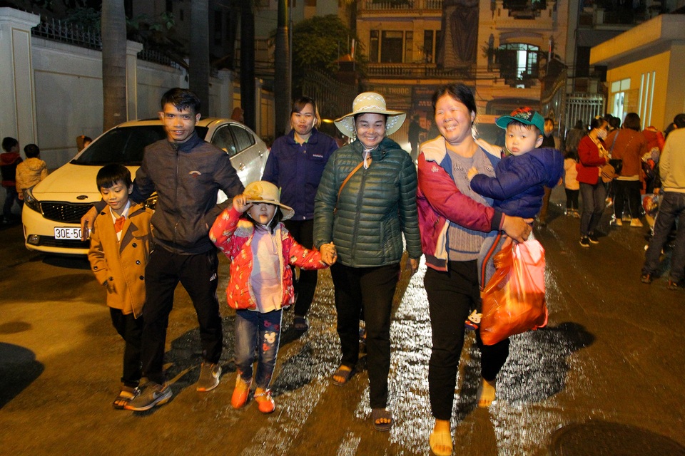 Xếp hàng xuyên đêm mưa rét để xét nghiệm sán lợn cho con - 11 Xếp hàng xuyên đêm mưa rét để xét nghiệm sán lợn cho con - 11