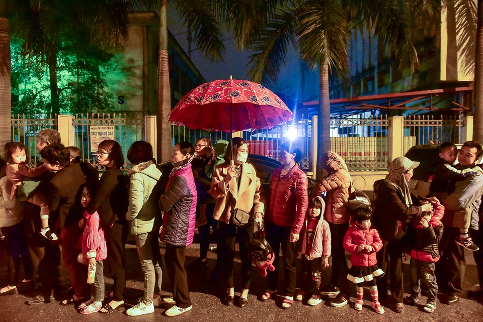 Xếp hàng xuyên đêm mưa rét để xét nghiệm sán lợn cho con - 2 Xếp hàng xuyên đêm mưa rét để xét nghiệm sán lợn cho con - 2