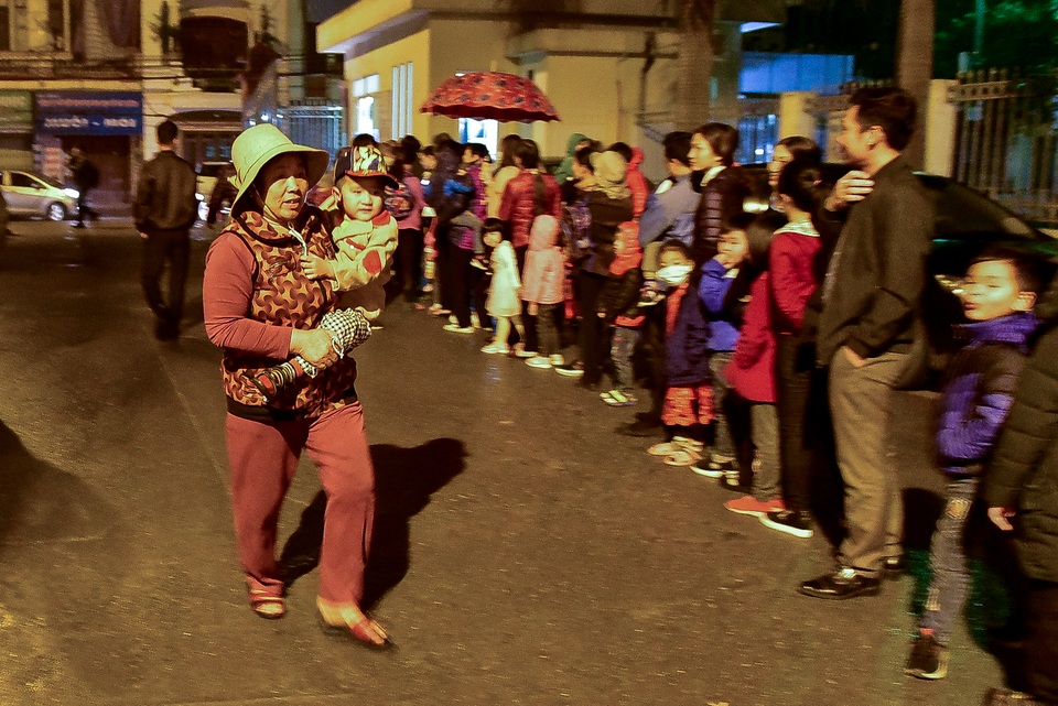 Xếp hàng xuyên đêm mưa rét để xét nghiệm sán lợn cho con - 10 Xếp hàng xuyên đêm mưa rét để xét nghiệm sán lợn cho con - 10