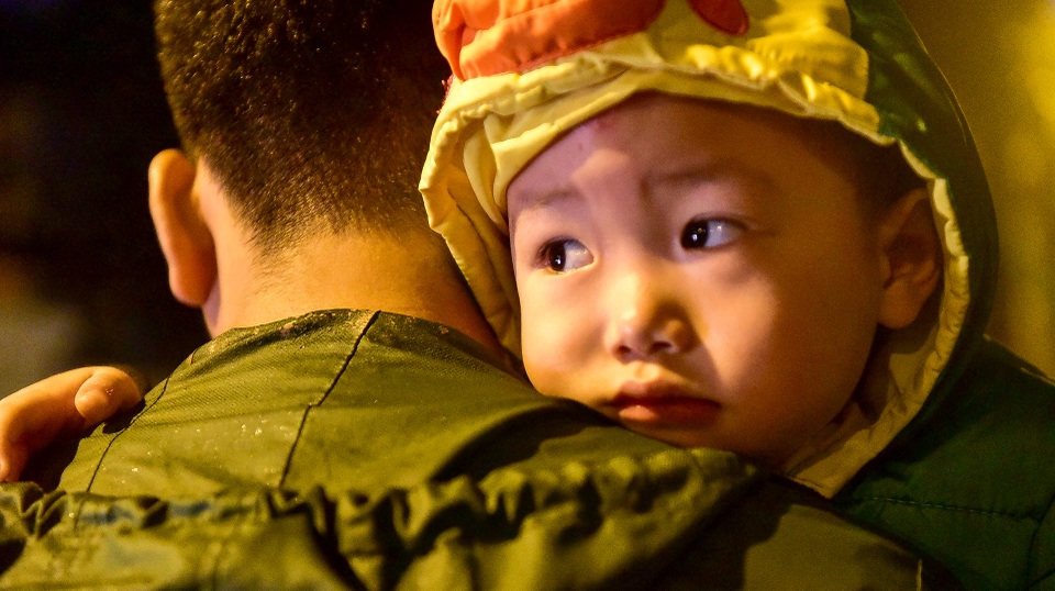 Xếp hàng xuyên đêm mưa rét để xét nghiệm sán lợn cho con - 5 Xếp hàng xuyên đêm mưa rét để xét nghiệm sán lợn cho con - 5