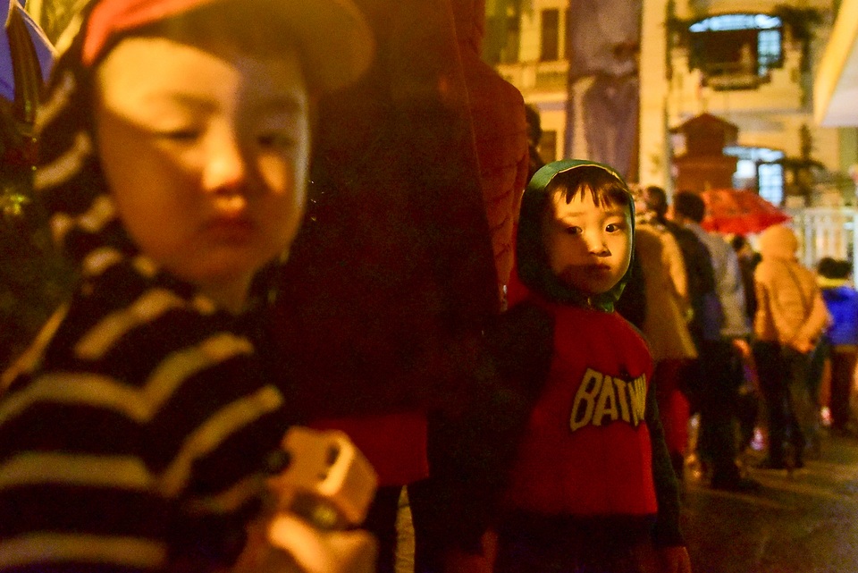 Xếp hàng xuyên đêm mưa rét để xét nghiệm sán lợn cho con - 3 Xếp hàng xuyên đêm mưa rét để xét nghiệm sán lợn cho con - 3