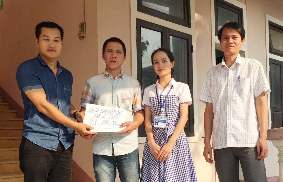Trao hơn 21 triệu đồng đến gia đình cháu bé bị u gan - 3 Trao hơn 21 triệu đồng đến gia đình cháu bé bị u gan - 3