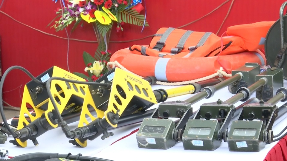 Tiếp nhận 200 máy rà bom mìn hiện đại do Hàn Quốc tài trợ - 2