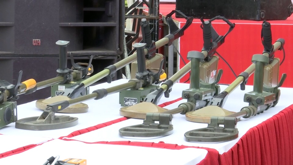 Tiếp nhận 200 máy rà bom mìn hiện đại do Hàn Quốc tài trợ - 3