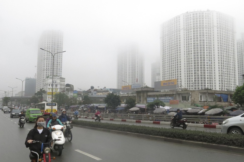 Sương mù dày đặc bao trùm khắp Hà Nội - 11 Sương mù dày đặc bao trùm khắp Hà Nội - 11