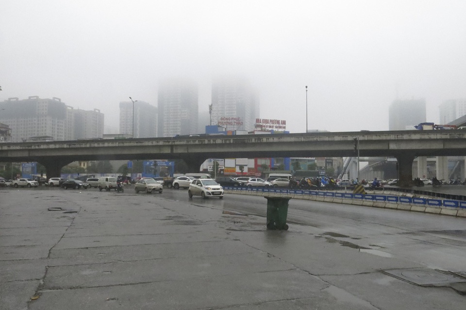 Sương mù dày đặc bao trùm khắp Hà Nội - 3 Sương mù dày đặc bao trùm khắp Hà Nội - 3