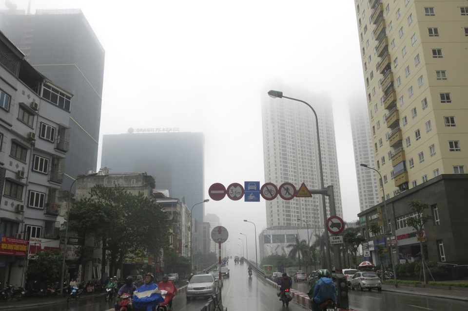 Sương mù dày đặc bao trùm khắp Hà Nội - 4 Sương mù dày đặc bao trùm khắp Hà Nội - 4