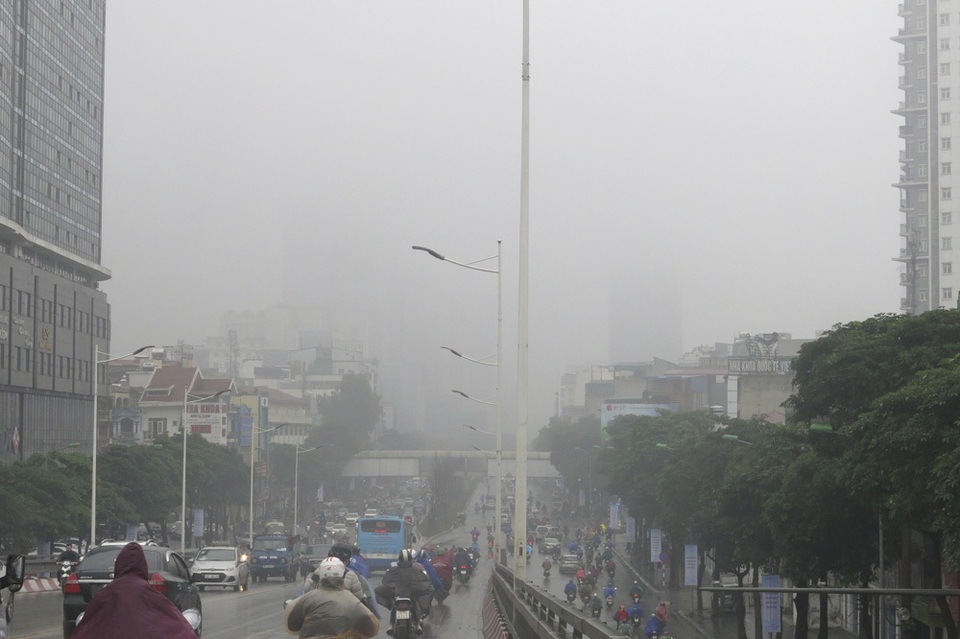 Sương mù dày đặc bao trùm khắp Hà Nội - 8 Sương mù dày đặc bao trùm khắp Hà Nội - 8