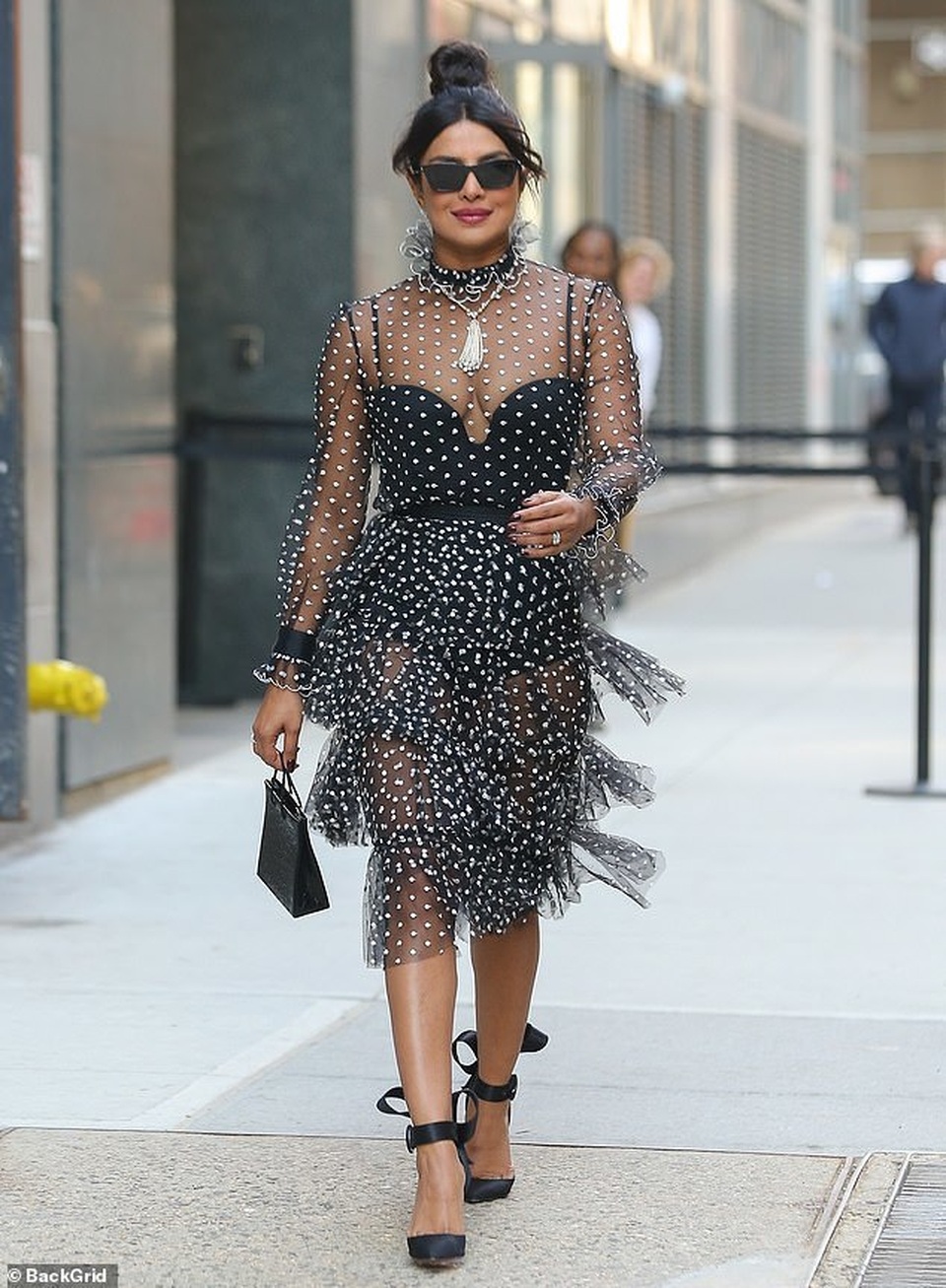 Priyanka Chopra thay ba bộ đồ đi trả lời phỏng vấn - 5