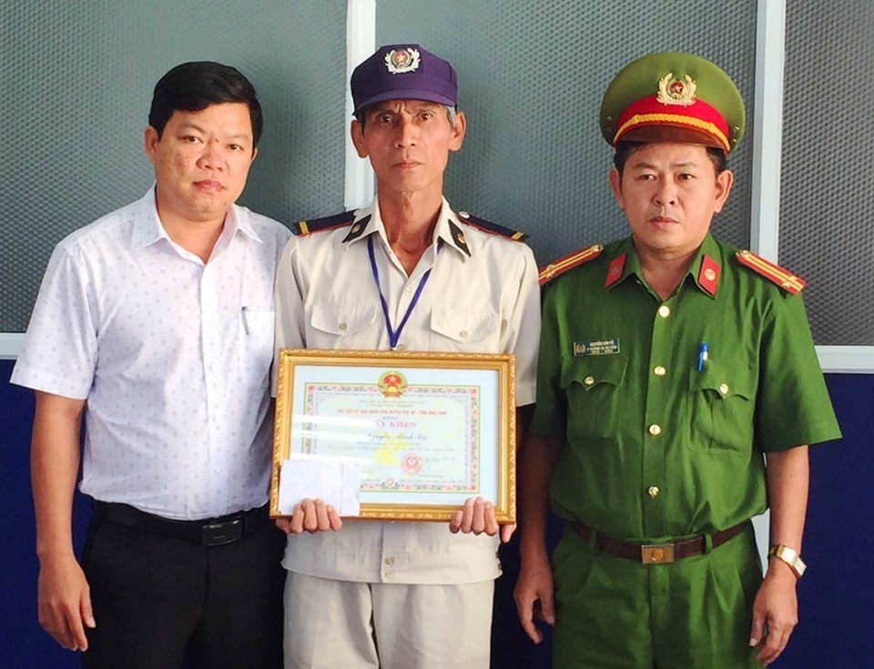 Khen thưởng bác bảo vệ nhờ con đăng Facebook để trả lại của rơi - 1 Khen thưởng bác bảo vệ nhờ con đăng Facebook để trả lại của rơi - 1
