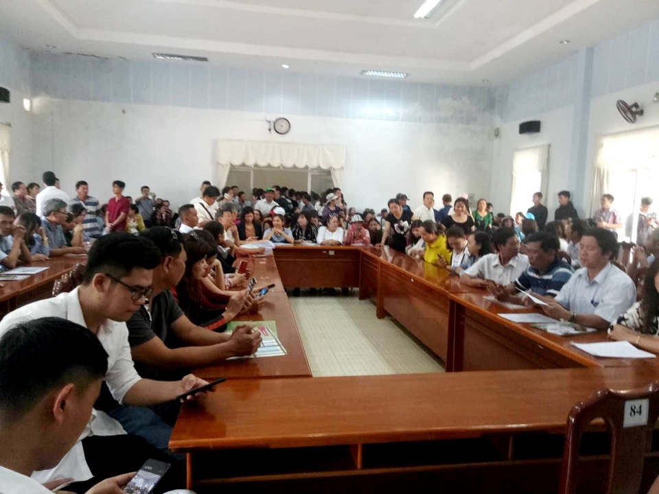 Dân vây công ty bất động sản đòi sổ đỏ Dân vây công ty bất động sản đòi sổ đỏ
