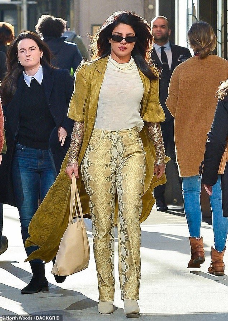 Priyanka Chopra thay ba bộ đồ đi trả lời phỏng vấn - 8