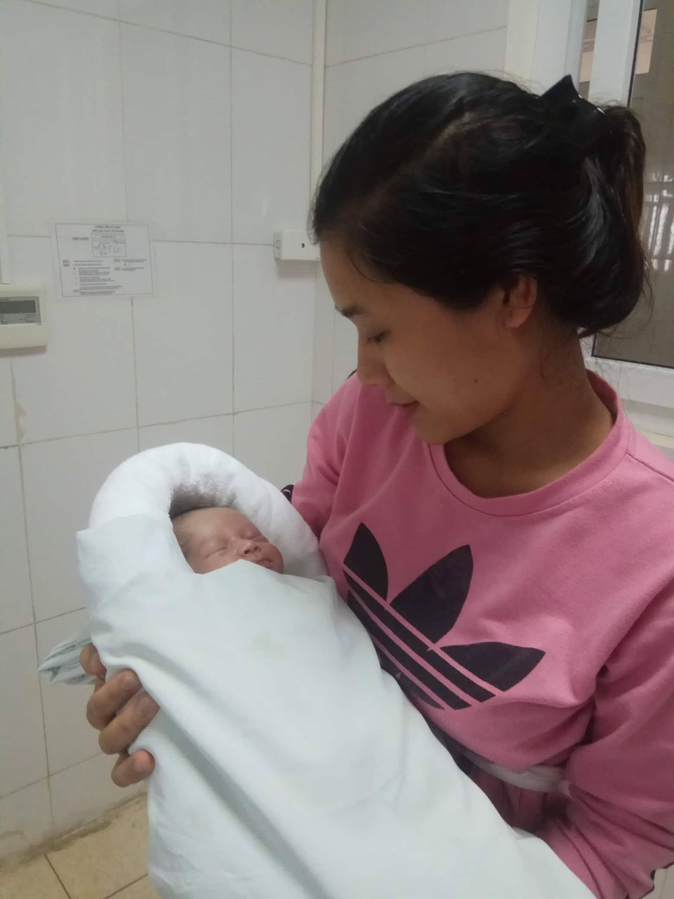 Bệnh nhi vừa sinh bị suy hô hấp, tràn khí màng phổi cấp độ nặng được cứu sống thần kỳ - 1 Bệnh nhi vừa sinh bị suy hô hấp, tràn khí màng phổi cấp độ nặng được cứu sống thần kỳ - 1