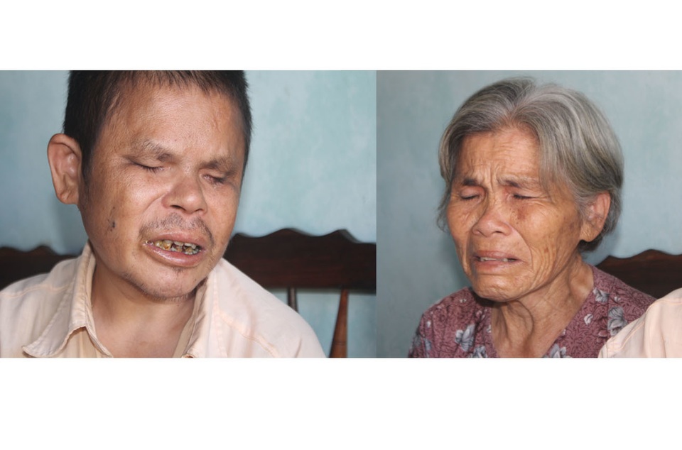 Khốn khổ “lão mù” mò mẫm đi xin ăn để nuôi mẹ bị ung thư - 3 Khốn khổ “lão mù” mò mẫm đi xin ăn để nuôi mẹ bị ung thư - 3