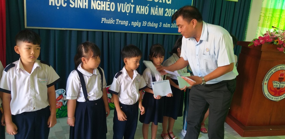 Trao học bổng Grobest đến học sinh nghèo tại Bà Rịa- Vũng Tàu và Đồng Nai - 2 Trao học bổng Grobest đến học sinh nghèo tại Bà Rịa- Vũng Tàu và Đồng Nai - 2