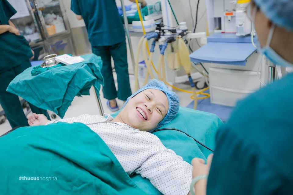Đẻ mổ kết hợp cắt bỏ u nang buồng trứng: Hành trình sinh con sau 13 năm - 3 Đẻ mổ kết hợp cắt bỏ u nang buồng trứng: Hành trình sinh con sau 13 năm - 3