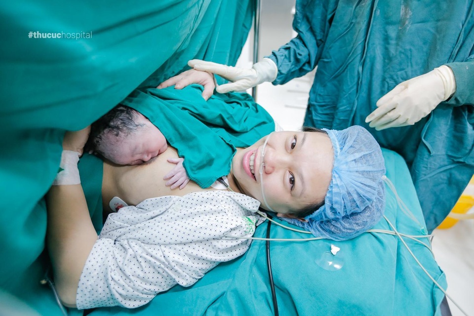 Đẻ mổ kết hợp cắt bỏ u nang buồng trứng: Hành trình sinh con sau 13 năm - 4 Đẻ mổ kết hợp cắt bỏ u nang buồng trứng: Hành trình sinh con sau 13 năm - 4