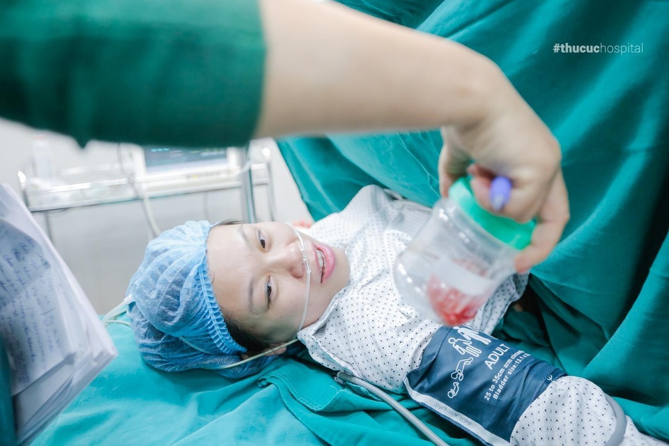 Đẻ mổ kết hợp cắt bỏ u nang buồng trứng: Hành trình sinh con sau 13 năm - 5 Đẻ mổ kết hợp cắt bỏ u nang buồng trứng: Hành trình sinh con sau 13 năm - 5