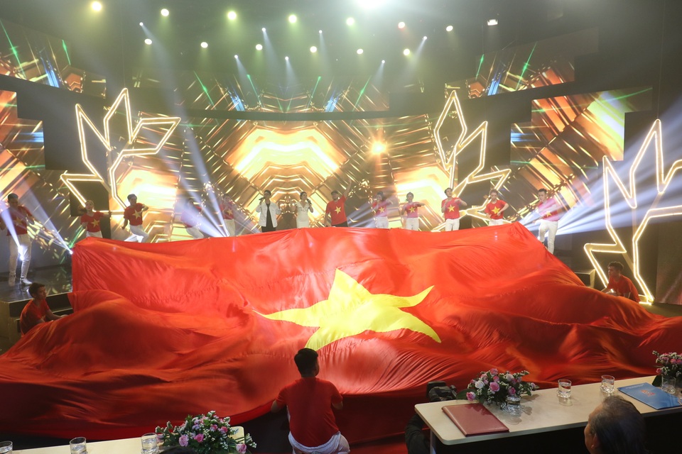 Hoa hậu HHen Niê rơi nước mắt trong lễ vinh danh 10 Gương mặt trẻ tiêu biểu 2018 - 6 Hoa hậu HHen Niê rơi nước mắt trong lễ vinh danh 10 Gương mặt trẻ tiêu biểu 2018 - 6