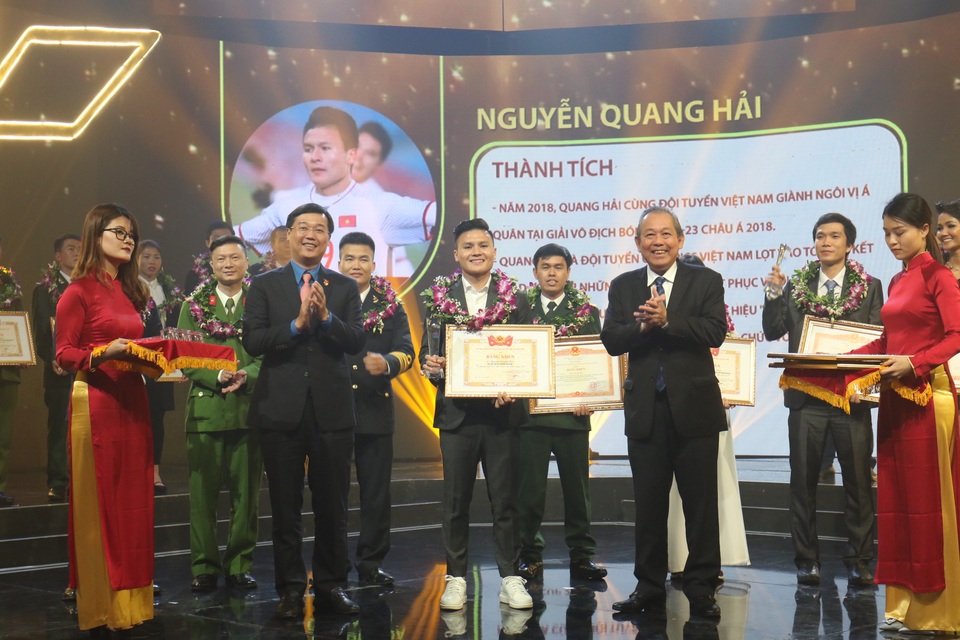 Hoa hậu HHen Niê rơi nước mắt trong lễ vinh danh 10 Gương mặt trẻ tiêu biểu 2018 - 2 Hoa hậu HHen Niê rơi nước mắt trong lễ vinh danh 10 Gương mặt trẻ tiêu biểu 2018 - 2