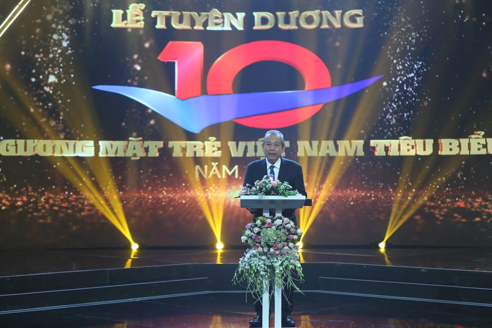 Hoa hậu HHen Niê rơi nước mắt trong lễ vinh danh 10 Gương mặt trẻ tiêu biểu 2018 - 1 Hoa hậu HHen Niê rơi nước mắt trong lễ vinh danh 10 Gương mặt trẻ tiêu biểu 2018 - 1