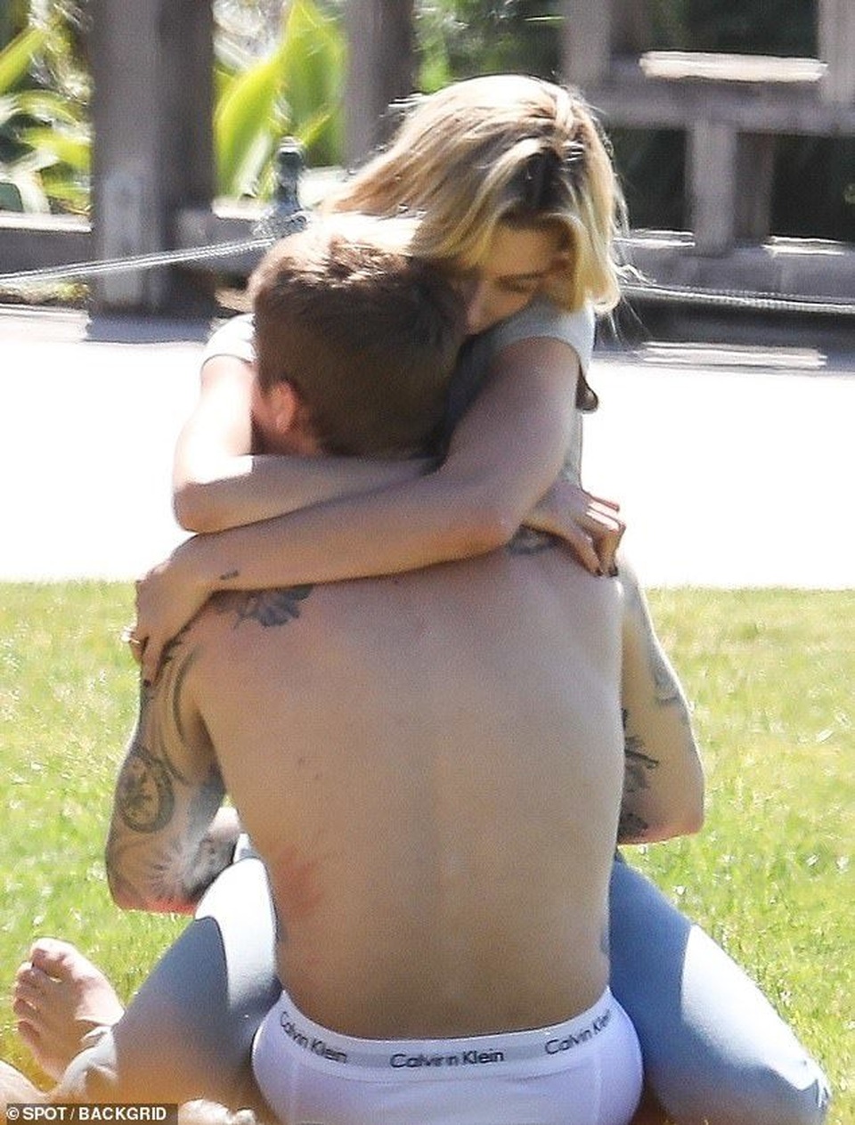 Hailey Baldwin liên tục an ủi Justin Bieber - 3 Hailey Baldwin liên tục an ủi Justin Bieber - 3