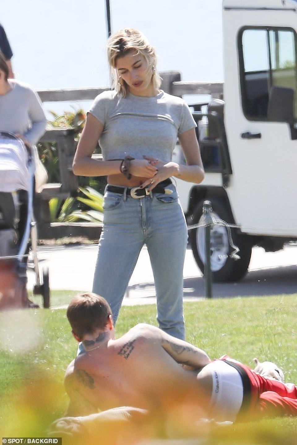 Hailey Baldwin liên tục an ủi Justin Bieber - 4 Hailey Baldwin liên tục an ủi Justin Bieber - 4