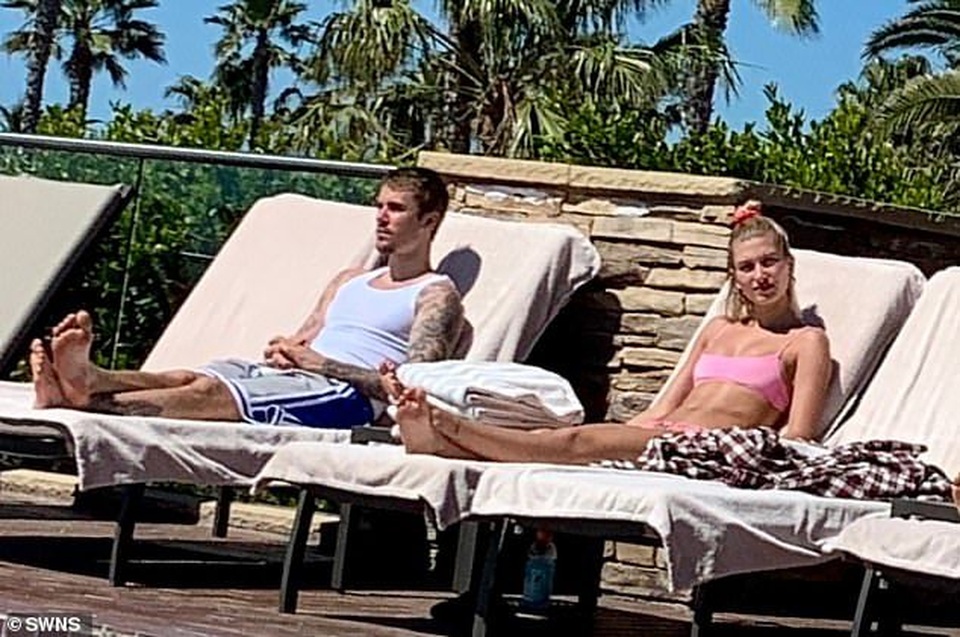 Hailey Baldwin liên tục an ủi Justin Bieber - 8 Hailey Baldwin liên tục an ủi Justin Bieber - 8