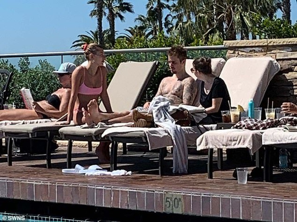 Hailey Baldwin liên tục an ủi Justin Bieber - 9 Hailey Baldwin liên tục an ủi Justin Bieber - 9