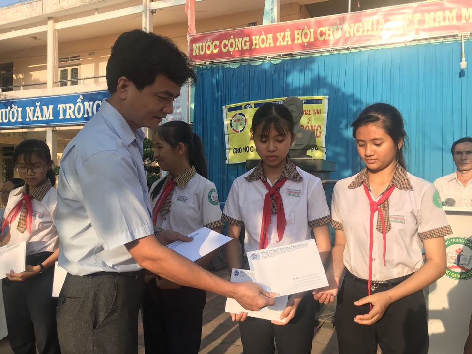 Công ty Grobest Việt Nam trao 250 suất học bổng đến học sinh nghèo tỉnh Quảng Ngãi - 2 Công ty Grobest Việt Nam trao 250 suất học bổng đến học sinh nghèo tỉnh Quảng Ngãi - 2