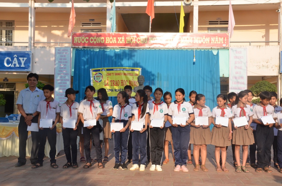 Công ty Grobest Việt Nam trao 250 suất học bổng đến học sinh nghèo tỉnh Quảng Ngãi - 1 Công ty Grobest Việt Nam trao 250 suất học bổng đến học sinh nghèo tỉnh Quảng Ngãi - 1