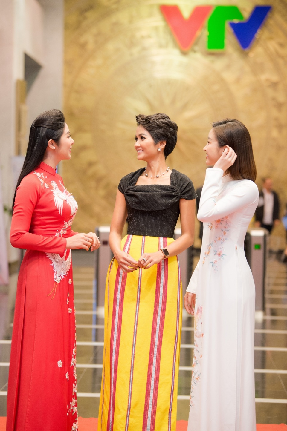 Ngọc Hân, Đỗ Mỹ Linh chúc mừng HHen Niê là “gương mặt trẻ tiêu biểu của năm” - 7 Ngọc Hân, Đỗ Mỹ Linh chúc mừng HHen Niê là “gương mặt trẻ tiêu biểu của năm” - 7