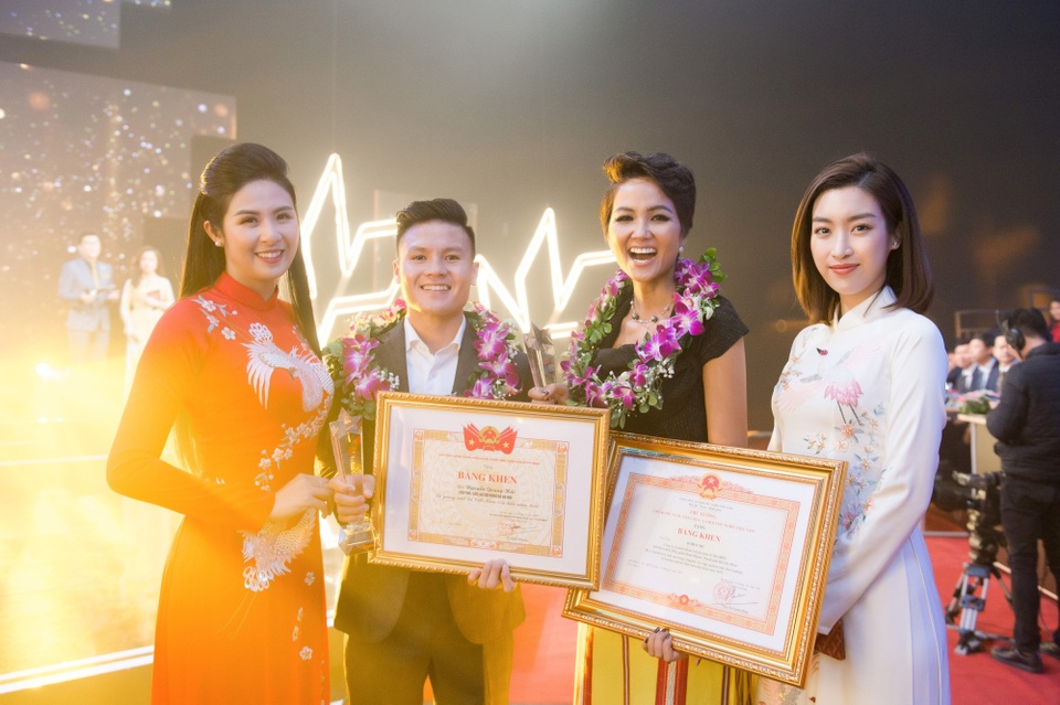 Ngọc Hân, Đỗ Mỹ Linh chúc mừng HHen Niê là “gương mặt trẻ tiêu biểu của năm” - 1 Ngọc Hân, Đỗ Mỹ Linh chúc mừng HHen Niê là “gương mặt trẻ tiêu biểu của năm” - 1