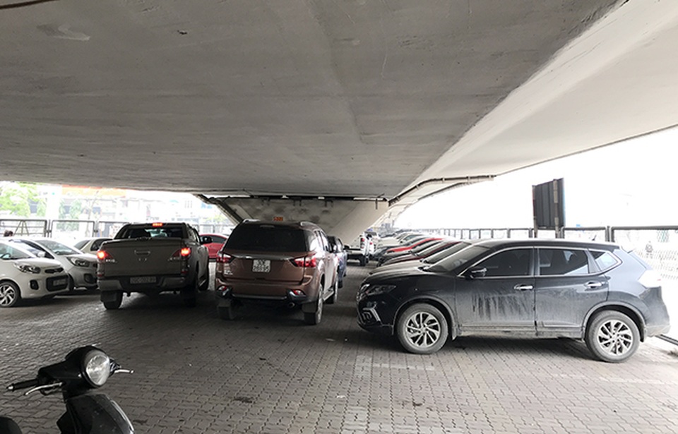 Hà Nội: Tai nạn rình rập tại các bãi xe vừa bị Bộ GTVT bác bỏ - 7 Hà Nội: Tai nạn rình rập tại các bãi xe vừa bị Bộ GTVT bác bỏ - 7