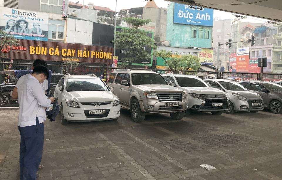 Hà Nội: Tai nạn rình rập tại các bãi xe vừa bị Bộ GTVT bác bỏ - 6 Hà Nội: Tai nạn rình rập tại các bãi xe vừa bị Bộ GTVT bác bỏ - 6