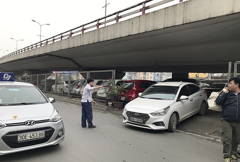 Hà Nội: Tai nạn rình rập tại các bãi xe vừa bị Bộ GTVT bác bỏ - 8 Hà Nội: Tai nạn rình rập tại các bãi xe vừa bị Bộ GTVT bác bỏ - 8