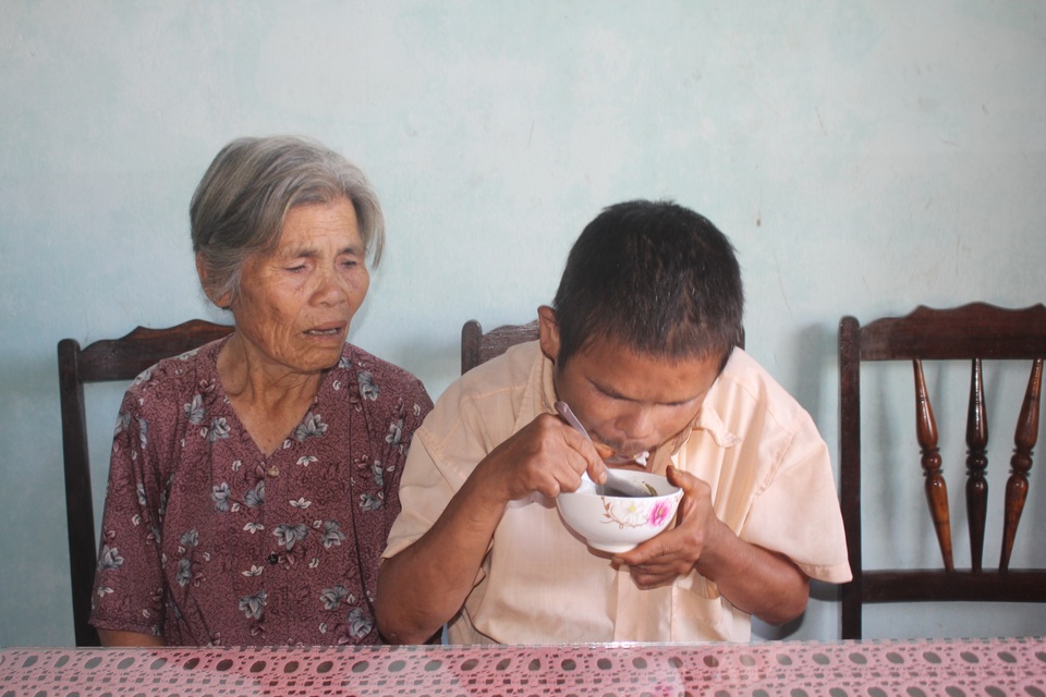 Khốn khổ “lão mù” mò mẫm đi xin ăn để nuôi mẹ bị ung thư - 5 Khốn khổ “lão mù” mò mẫm đi xin ăn để nuôi mẹ bị ung thư - 5