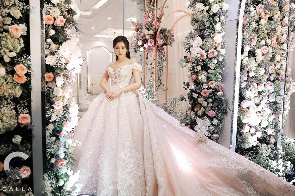 Richkid Trinh Hoàng khẳng định đẳng cấp khi diện hai thiết kế Calla trong ngày thành hôn - 3 Richkid Trinh Hoàng khẳng định đẳng cấp khi diện hai thiết kế Calla trong ngày thành hôn - 3