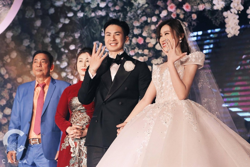 Richkid Trinh Hoàng khẳng định đẳng cấp khi diện hai thiết kế Calla trong ngày thành hôn - 7 Richkid Trinh Hoàng khẳng định đẳng cấp khi diện hai thiết kế Calla trong ngày thành hôn - 7