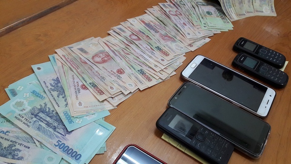 Nữ chủ nhà cùng 9 người bị bắt vì tham gia đánh bạc - 3