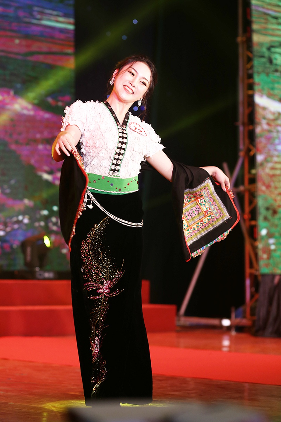 trang_phuc_dan_toc_(11).JPG trang_phuc_dan_toc_(11).JPG