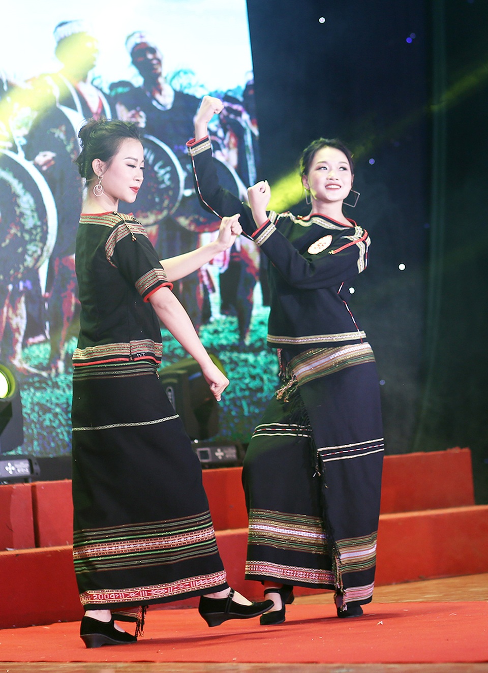 trang_phuc_dan_toc_(12).JPG trang_phuc_dan_toc_(12).JPG
