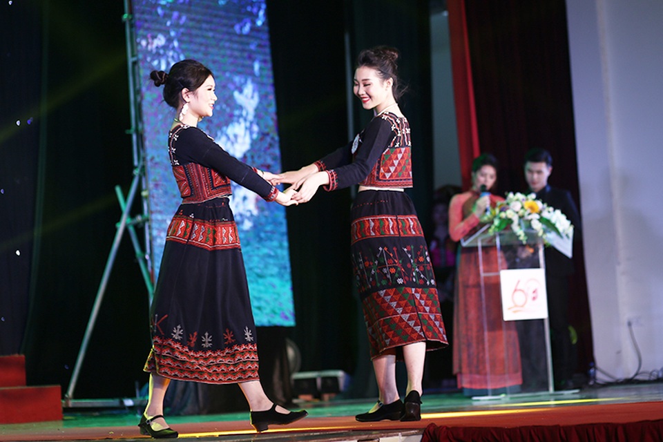trang_phuc_dan_toc_(5).JPG trang_phuc_dan_toc_(5).JPG