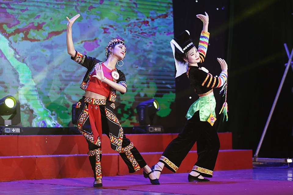 trang_phuc_dan_toc_(8).JPG trang_phuc_dan_toc_(8).JPG