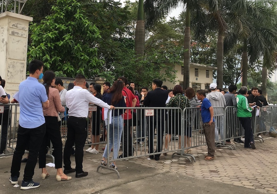 Phe vé ăn bánh mỳ thông trưa săn vé từ người hâm mộ - 3 Phe vé ăn bánh mỳ thông trưa săn vé từ người hâm mộ - 3