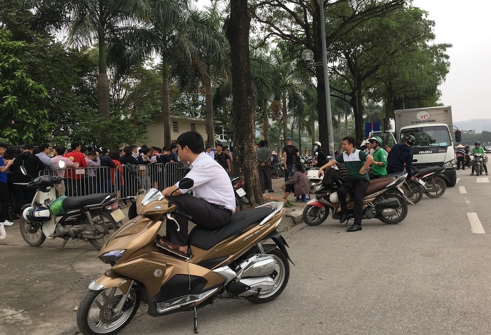 Phe vé ăn bánh mỳ thông trưa săn vé từ người hâm mộ - 1 Phe vé ăn bánh mỳ thông trưa săn vé từ người hâm mộ - 1