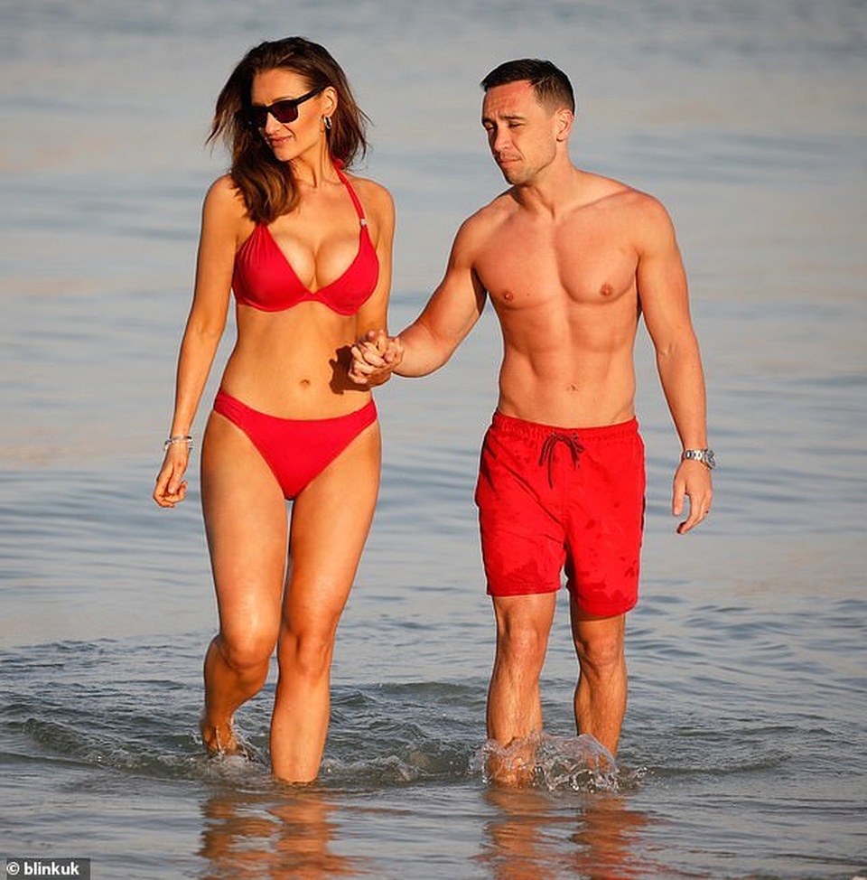 Catherine Tyldesley đẹp như mộng với áo tắm đỏ - 2