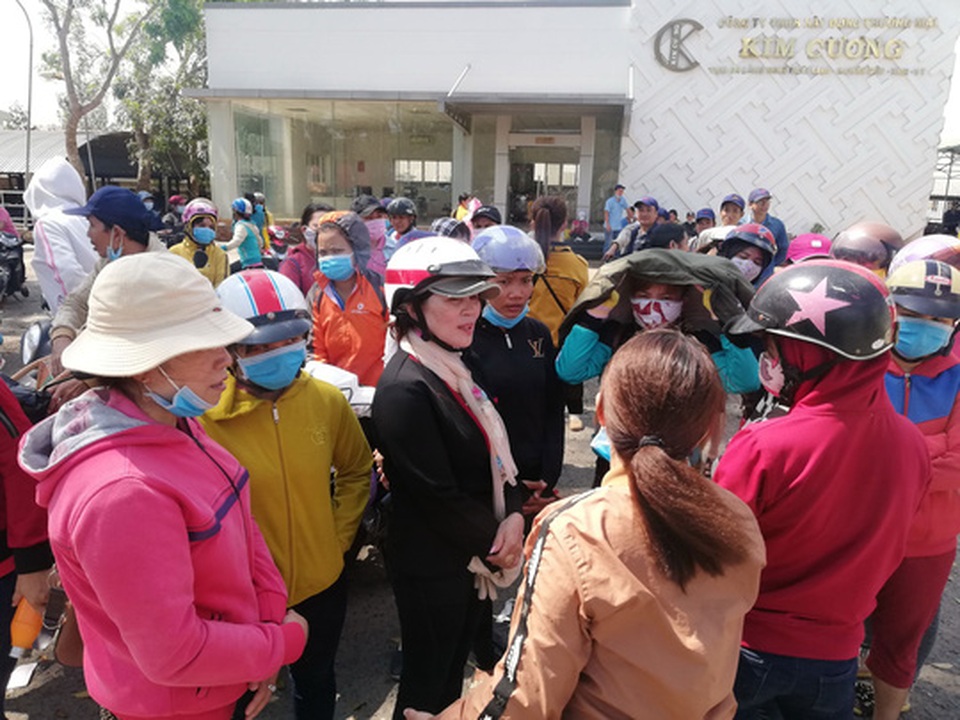 Quảng Ngãi: 1.000 công nhân ngừng việc đòi tăng lương, giảm giờ làm - 1 1.000 công nhân ngừng việc đòi tăng lương, giảm giờ làm - 1