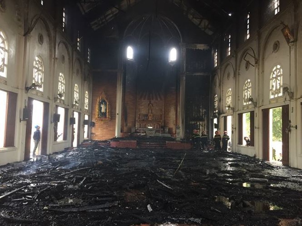 Hàng trăm người dập đám cháy lớn cứu nhà thờ - 2